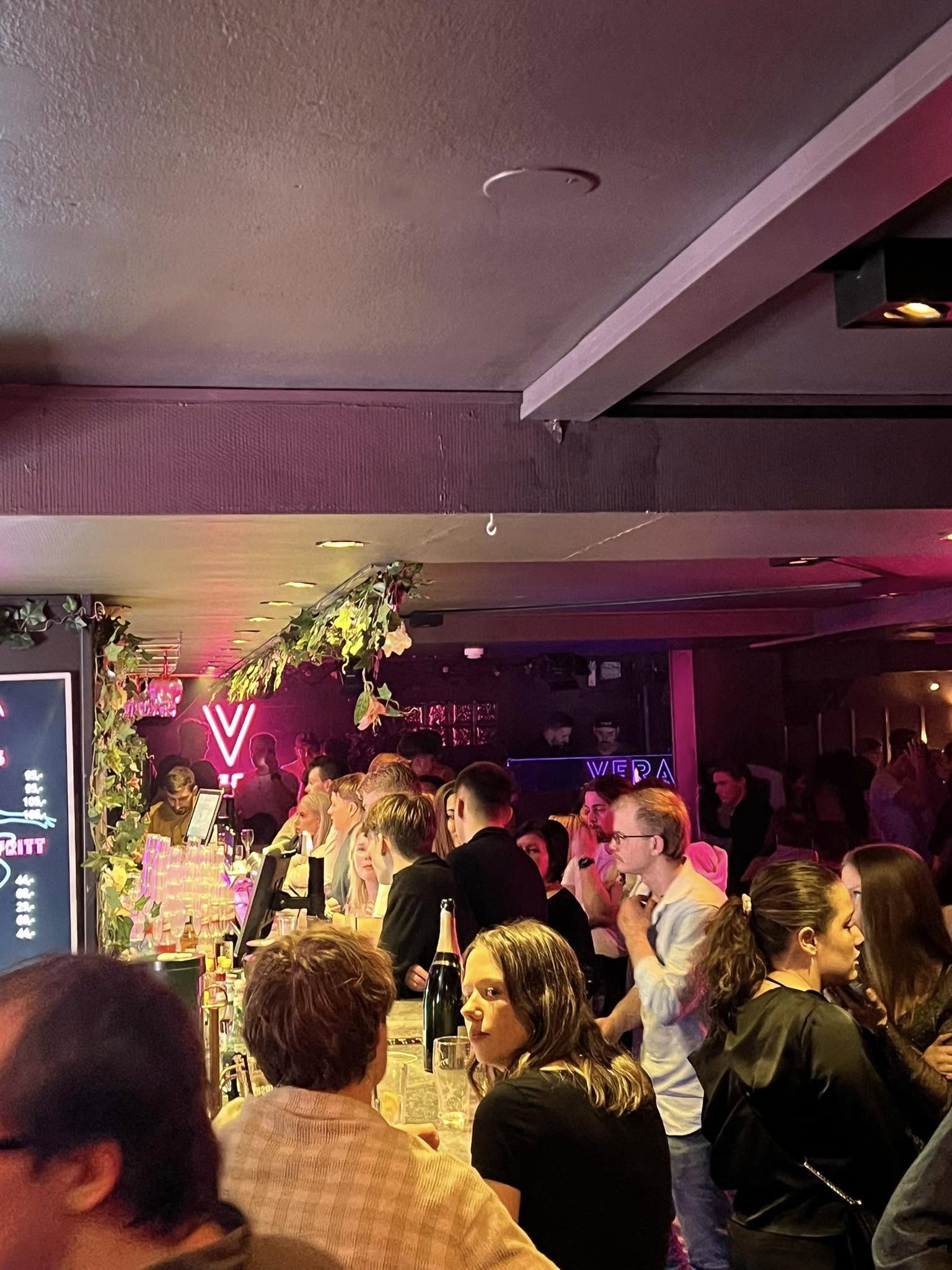 Travelt i baren en lørdagskveld