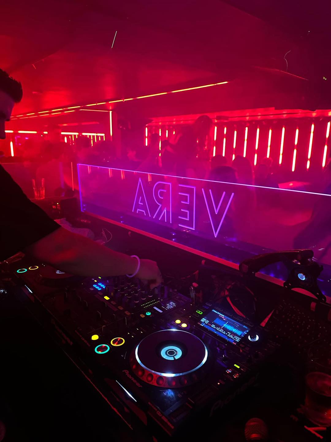 DJ-booth med Pioneer CDJ og VERA plexiglass