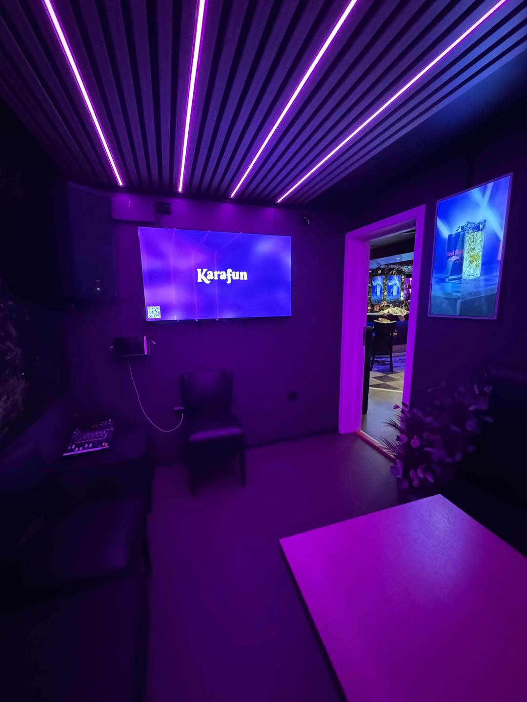 Privat karaokerom med KaraFun og lilla LED-tak