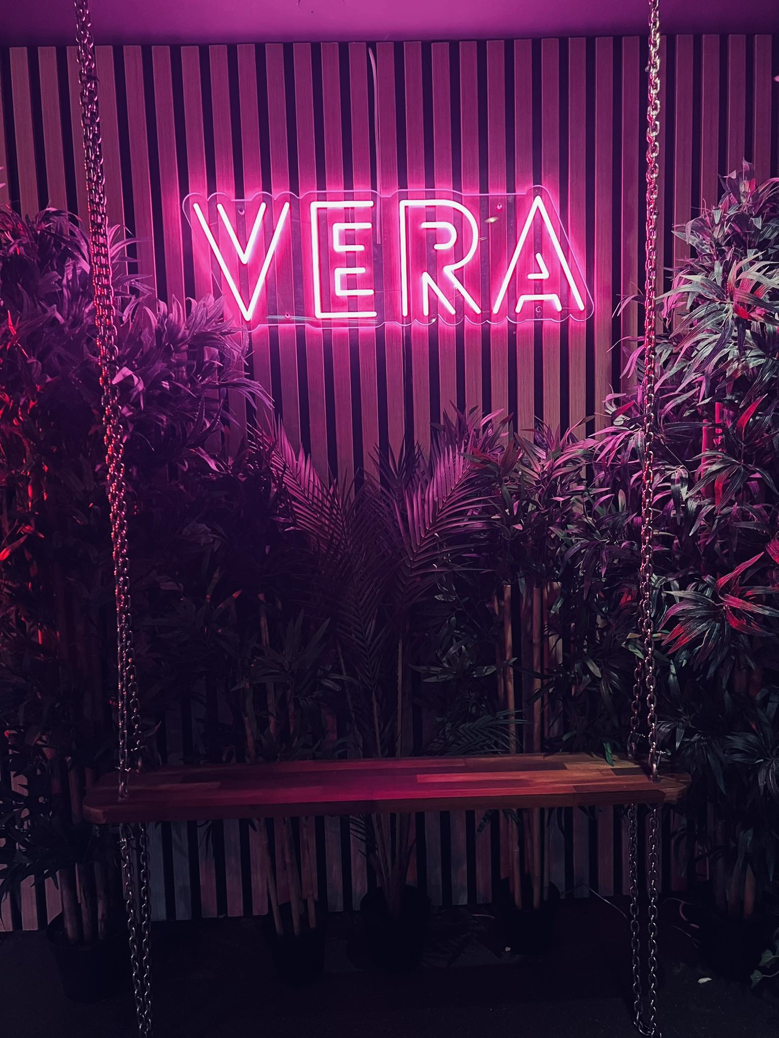 VERA neonskilt med tropiske planter